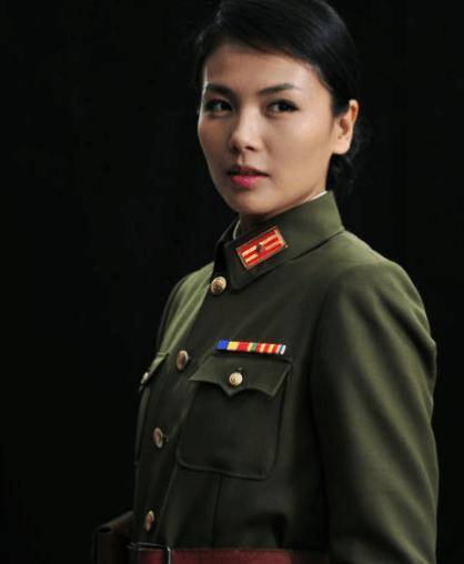 六大当红女明星的军装照,谁可以代表中国女军人应有的风范?