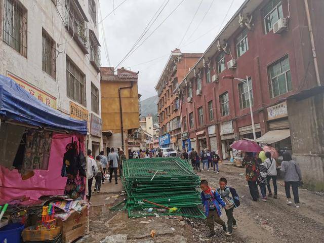 经过五个小时的盘山公路,到达西昌市美姑县城时已是夜雨蒙蒙