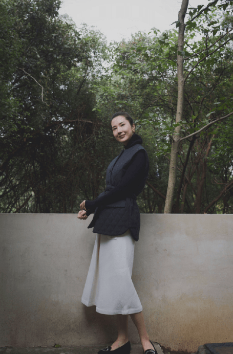 珠光宝气|董花花带儿女秋游，打扮珠光宝气贵气逼人，气质被赞天花板级别