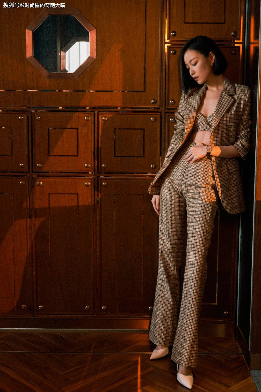 拖鞋|倪妮气质真贵气！拖鞋配礼裙也优雅，昂首挺胸美得就跟黑天鹅似的