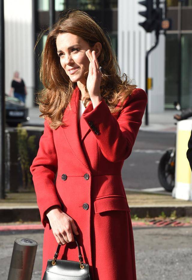 梅根|凯特穿衣“打翻身仗”!红色超长款大衣太惊艳,高贵感梅根哪能比