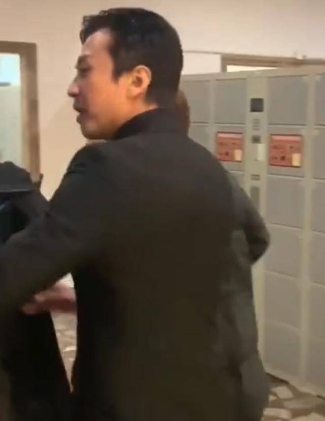 邓超孙俪合体秀恩爱，邓超紧跟老婆护花像保镖