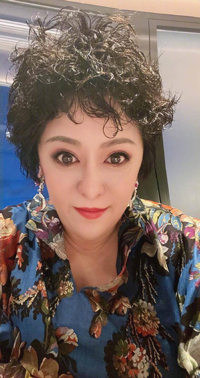 锥子脸|61岁向太少女心足！拍照爱把自己P成锥子脸，第一美模颜值成过去