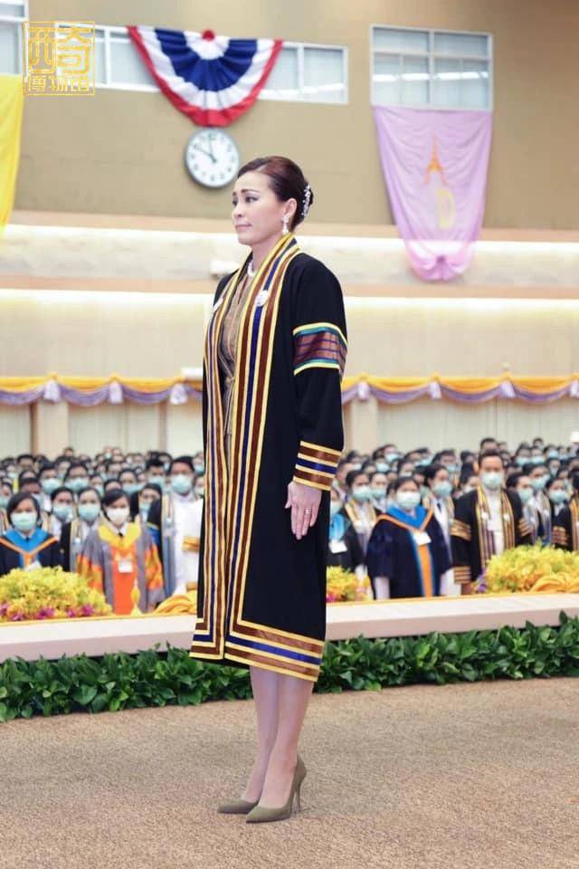 故事传记|68岁泰王参观大学派头十足，随手颁40个博士学位给王后苏提达
