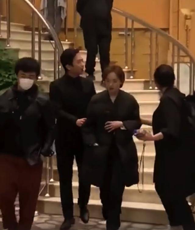 邓超孙俪合体秀恩爱，邓超紧跟老婆护花像保镖