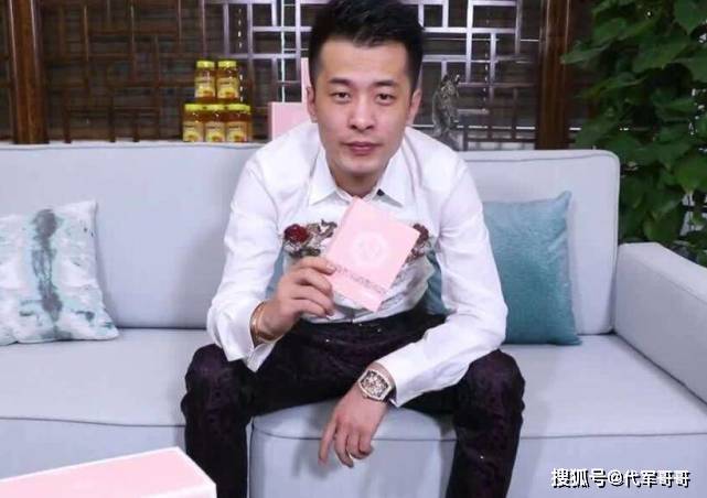 赵本山徒弟小沈龙直播被罚款近20万，对比辛巴的