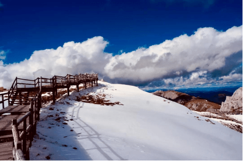 神梦幻世界宁静的世外桃源石卡雪山景区位于香格里拉市西南约7千米处
