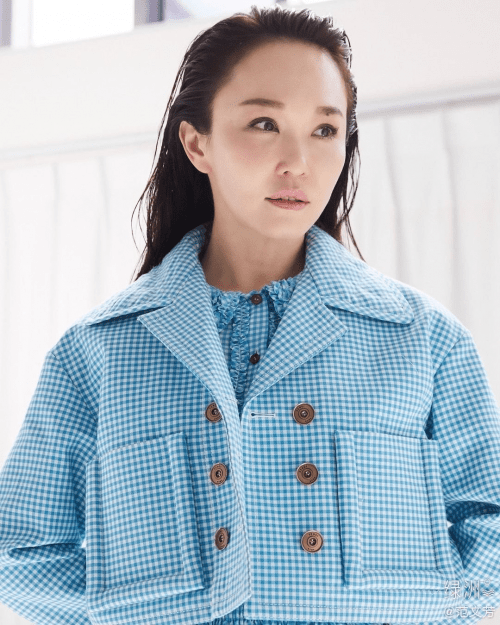 范文芳|范文芳晒照状态好 年近50大胆挑战亮色西装