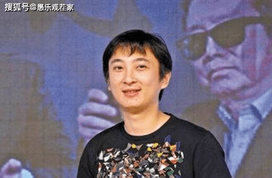 粉色|原创王思聪夜店豪开200瓶黑桃A后再被偶遇,一身黑配粉色拖鞋坐豪车