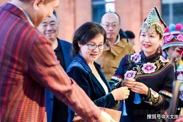 多图,有美女!楚雄彝绣也太漂亮了吧