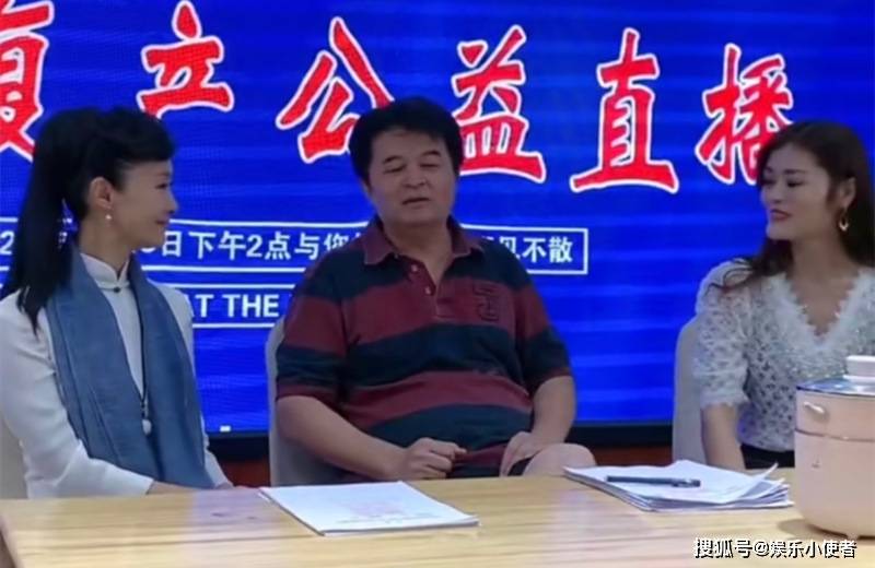 毕福剑罕现身 与美女对唱靠才艺赚钱 可惜大肚腩抢镜!