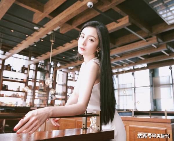 小白|杨幂黑直长配小白裙，看到生图，网友感叹：这是她最美的一次打扮