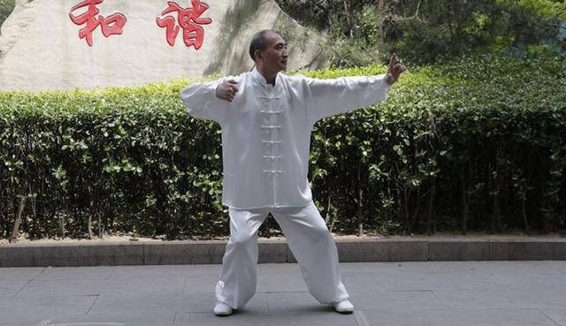 怎样练好八段锦第一式 b0bcc6c3fdaf40d782529da770e6c51f.jpeg