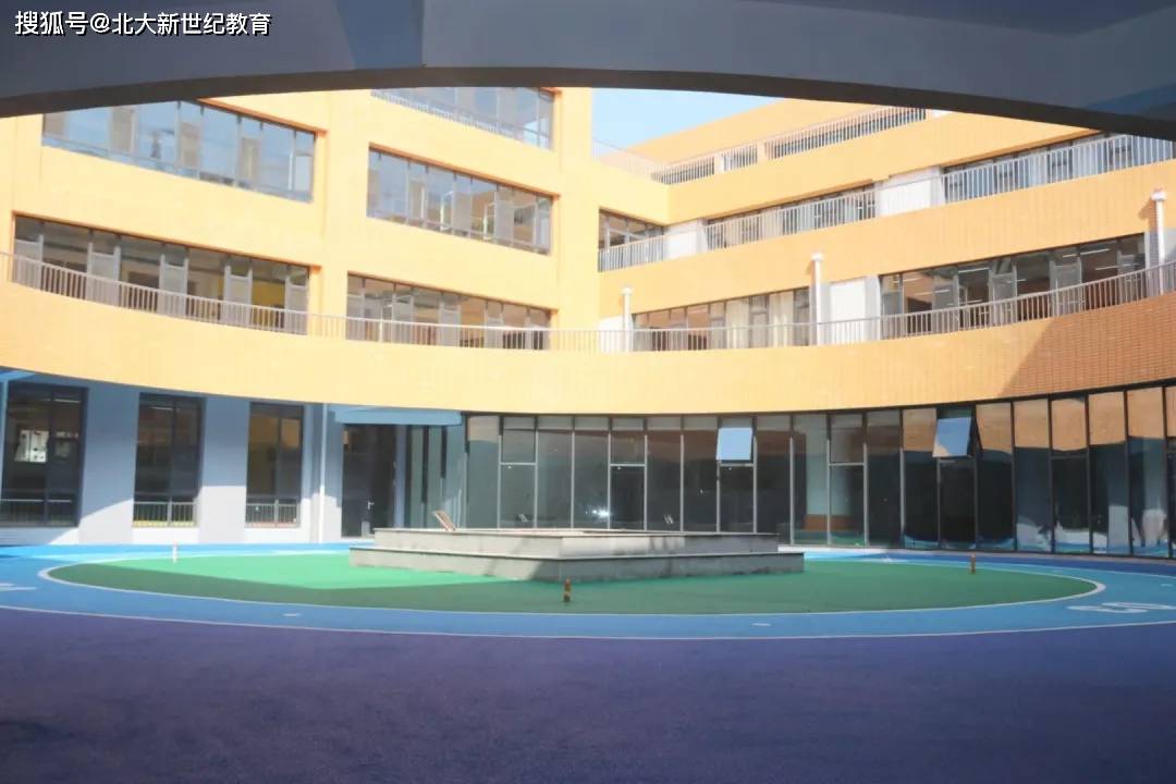 2019年,北大新世纪章丘实验学校入驻章丘,坐落于章丘绣惠古城片区.