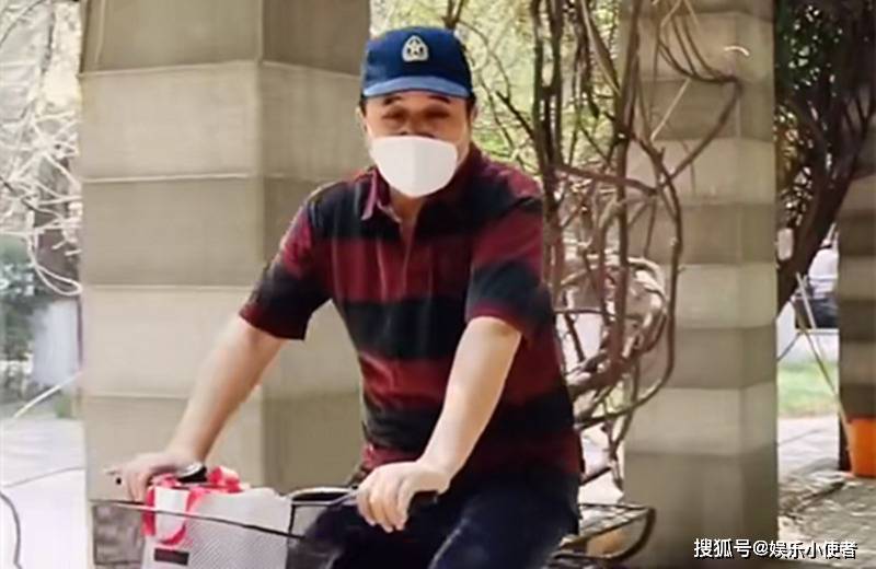 毕福剑罕现身 与美女对唱靠才艺赚钱 可惜大肚腩抢镜!