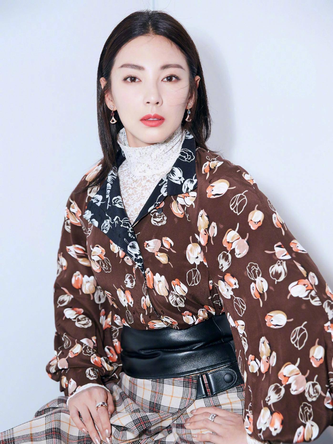 张玉琪|可盐可甜张雨绮，霸气起来却让人hold不住，珠宝首饰帮了大忙