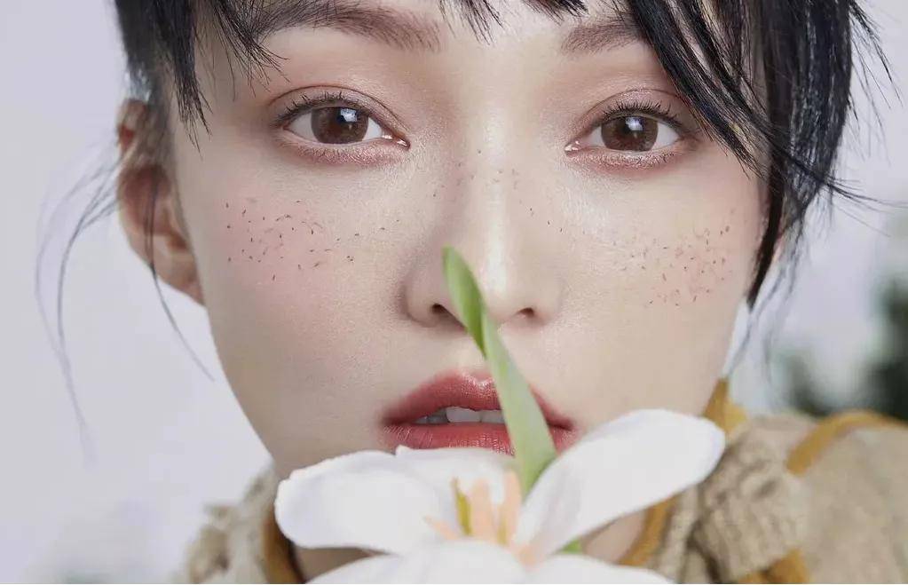 斑点|美到甘愿被她抢老公，王思聪新盯上的“女友”到底赢在哪？