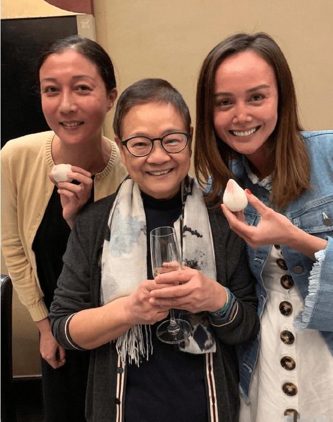 黄色|吴绮莉与闺蜜聚会！黄色开衫配连体裤显高挑，47岁的脸依然能打