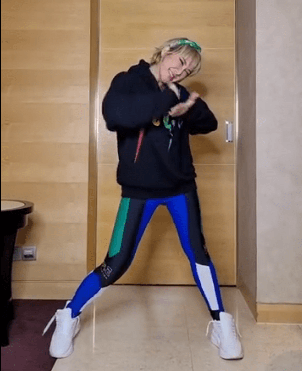 金发|李玟晒合照,染金发也难逃衰老,孙楠整个人大变样!