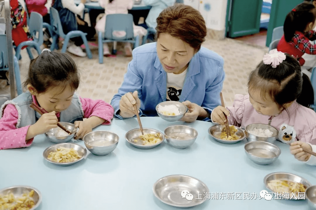 幼儿园|明确了！上海将全面落实幼儿园陪餐制度！“园长陪餐”或成标配