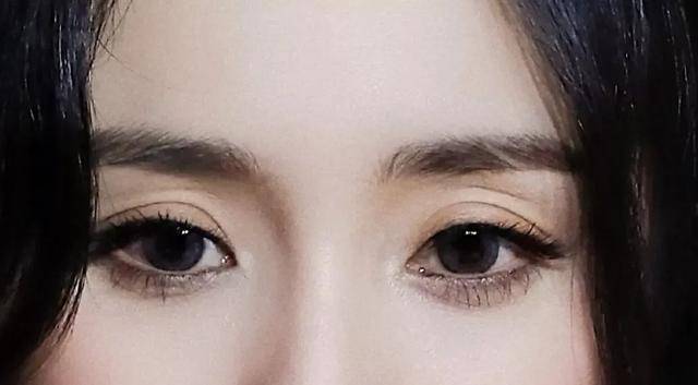 脸部|杨幂活动生图被扒，脸部岁月感明显，34岁还能卖少女感多久？