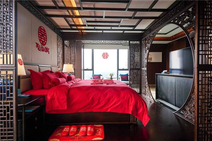 中式套房全房188平方米,配有独立卫生间,换衣房和公用厨房,餐厅,以及