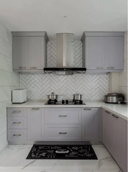 厨房,背景墙选铺人字拼的小白砖,配上浅灰色的橱柜显得格外干净