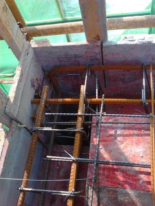 自建房阳台往外悬挑2米,比别人家的宽敞,师傅:不加固迟早要塌