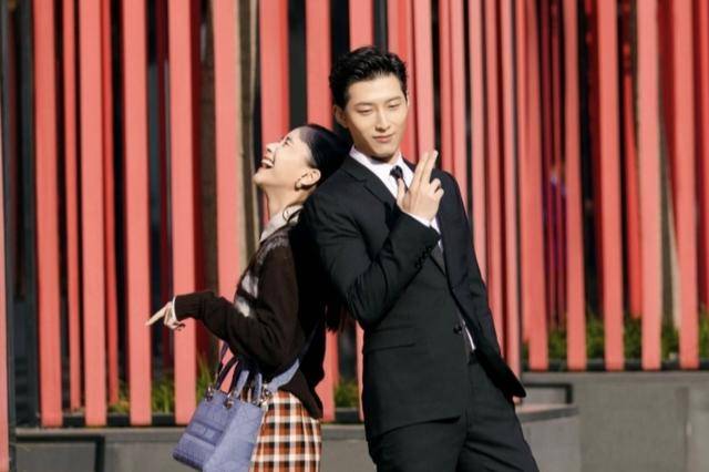 何超莲|何超莲穿短裙网袜秀好身材，携男友拍大片，大赞窦骁是“帅狍子”