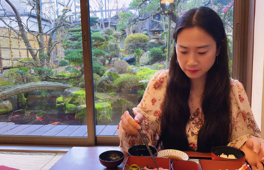 43岁芙蓉姐姐近照曝光 淡妆配蕾丝上衣变美好多
