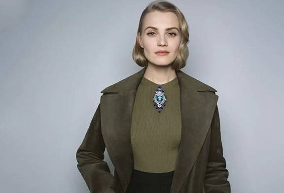 珠宝|梵克雅宝胸针艺术展，从彩宝中塑造珠宝的美，教你如何戴胸针！