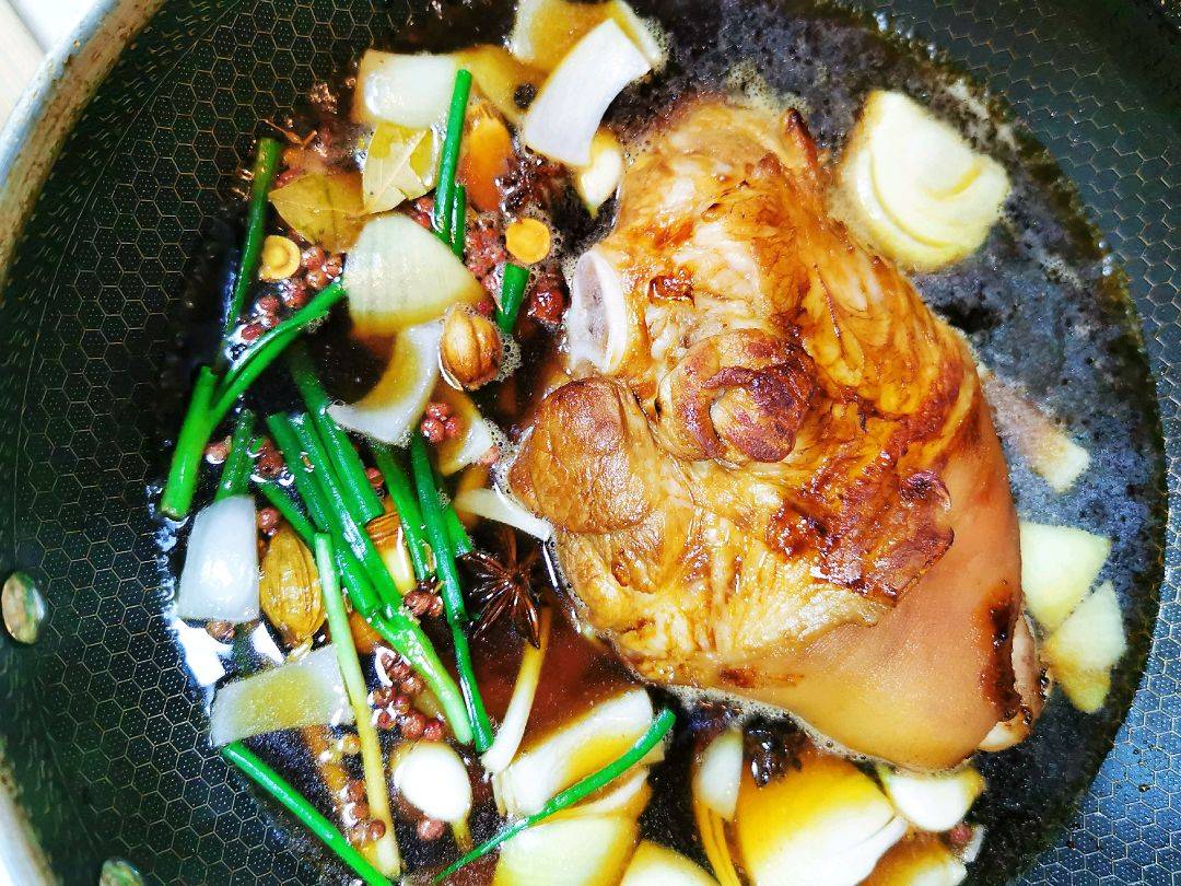 怎么做红烧肘子好吃又烂又敢吃 7829647b58404b348352f708c79aa8fd.jpeg