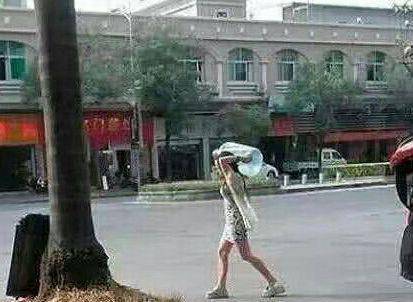 原创搞笑图片幽默笑话:下雨天也阻止不了大爷锻炼