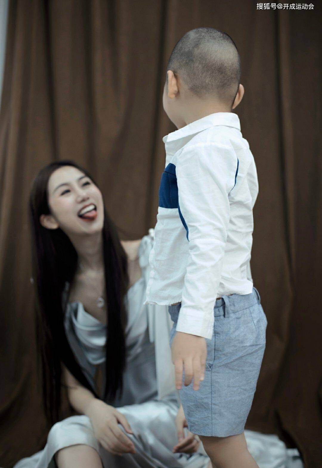 陈露|北控孙悦不幸崴脚，其妻陈露一件黑色吊带背心，玲珑剔透，时尚又圣洁