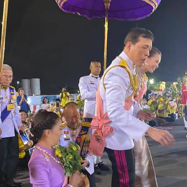 苏提达|苏提达没生过娃还强行秀母爱？抱起小女孩只能尬笑，诗妮娜赢一局