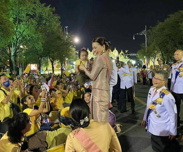 苏提达|苏提达没生过娃还强行秀母爱？抱起小女孩只能尬笑，诗妮娜赢一局