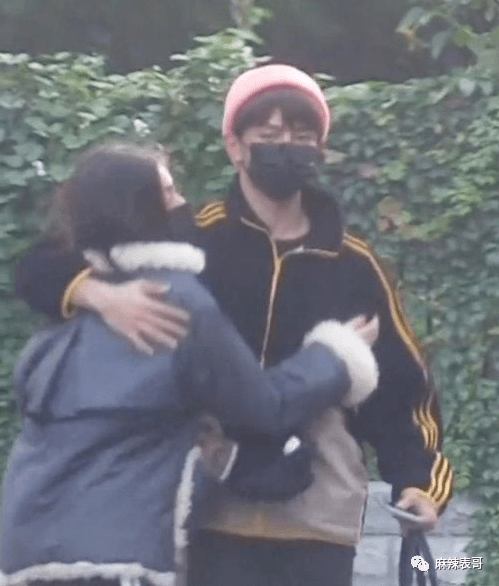 曲婉婷|爸妈老赖,周震南却戴60万手表,这是男版曲婉婷?