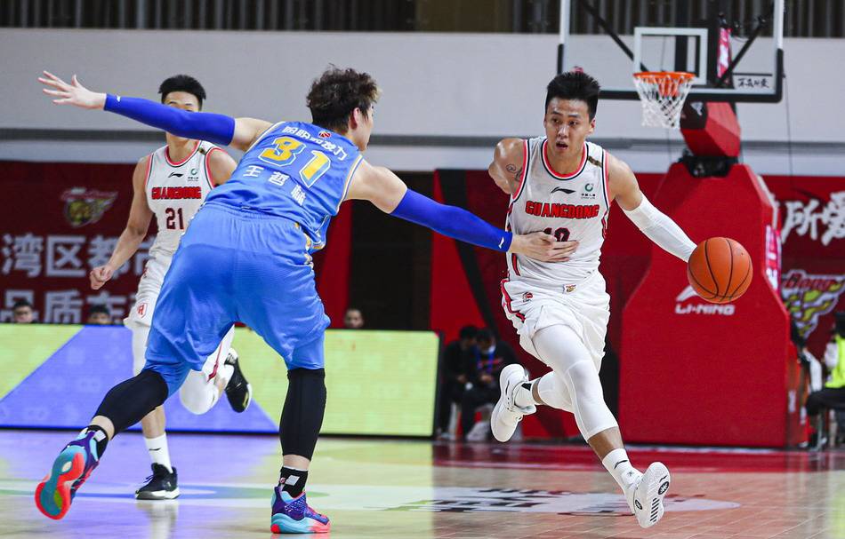 胡明轩 赵睿合砍54分,cba广东男篮123-111福建