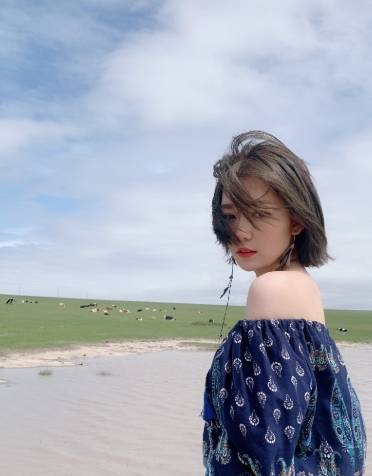 服装|段奥娟开始大胆穿了，露肩衣秀美肩，完全看不出00后模样