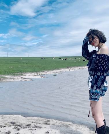 服装|段奥娟开始大胆穿了，露肩衣秀美肩，完全看不出00后模样