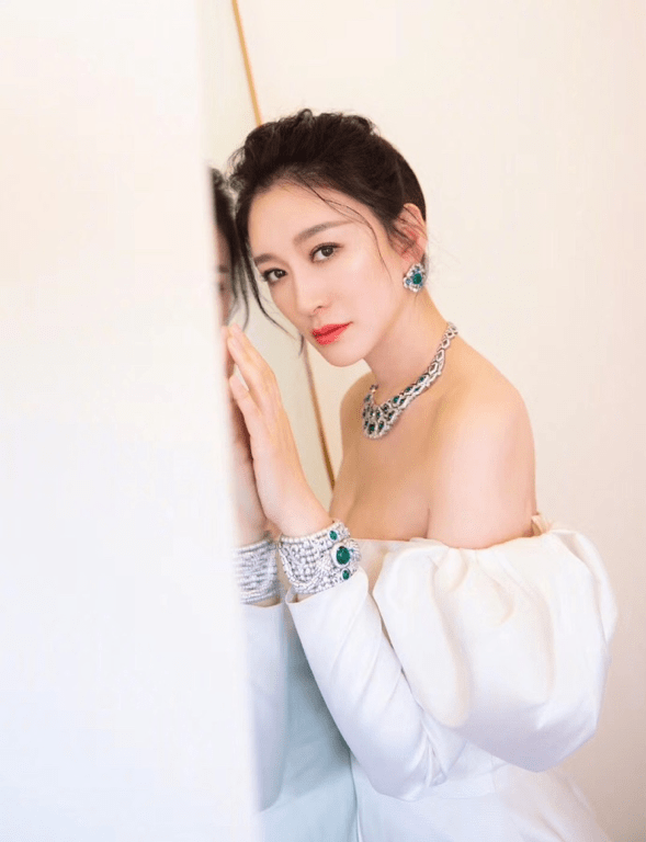 Barocko|李小冉身穿白色礼服优雅亮相宝格丽全新Barocko巴洛克高级珠宝系列发布会