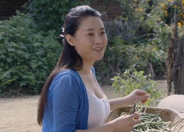 赵本山徒弟关婷娜,为何胖了还这么美?看她穿衬衫的样子就明白了
