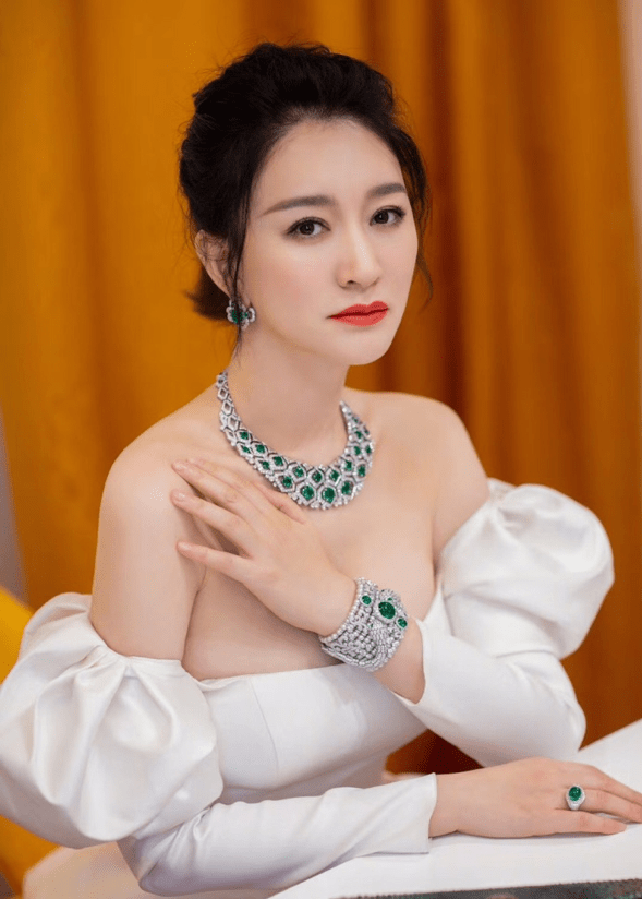 Barocko|李小冉身穿白色礼服优雅亮相宝格丽全新Barocko巴洛克高级珠宝系列发布会