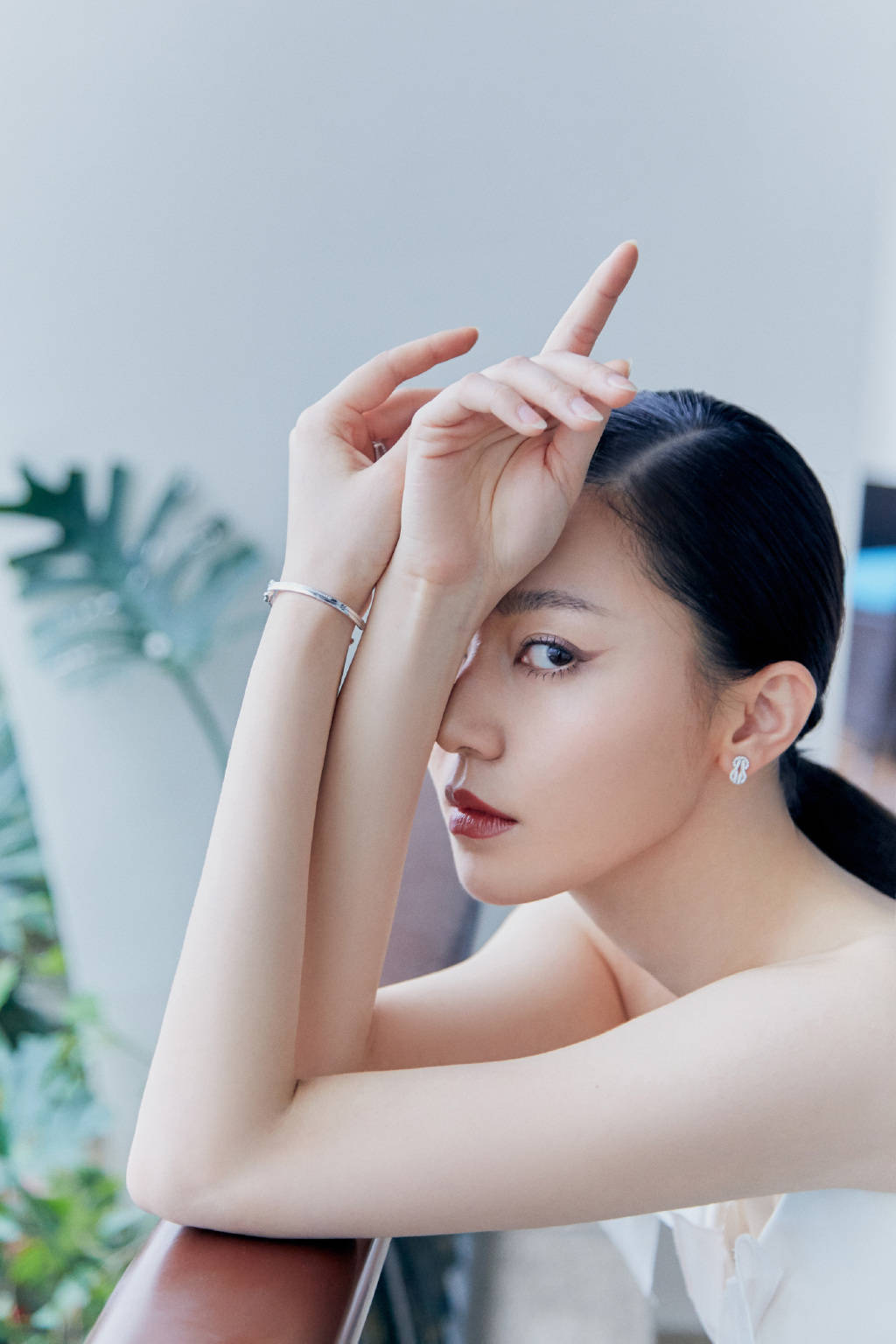 黄梦莹一袭月光白花绽长裙,尽显曼妙身材