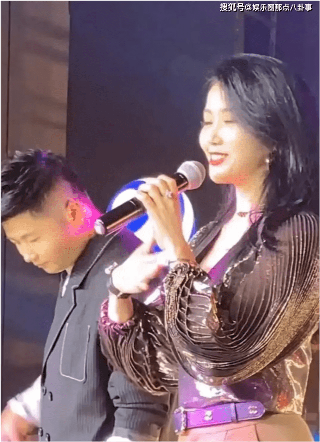 模仿明星唱歌的网红 f523bdbbf255467783b84f129583a1cd.png