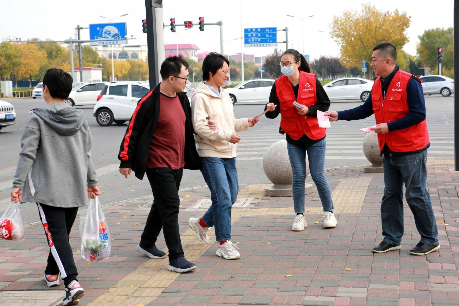 无偿献血   党员志愿者|天津滨海：九九重阳日 海滨街头党员志愿者积极参与义务奉献