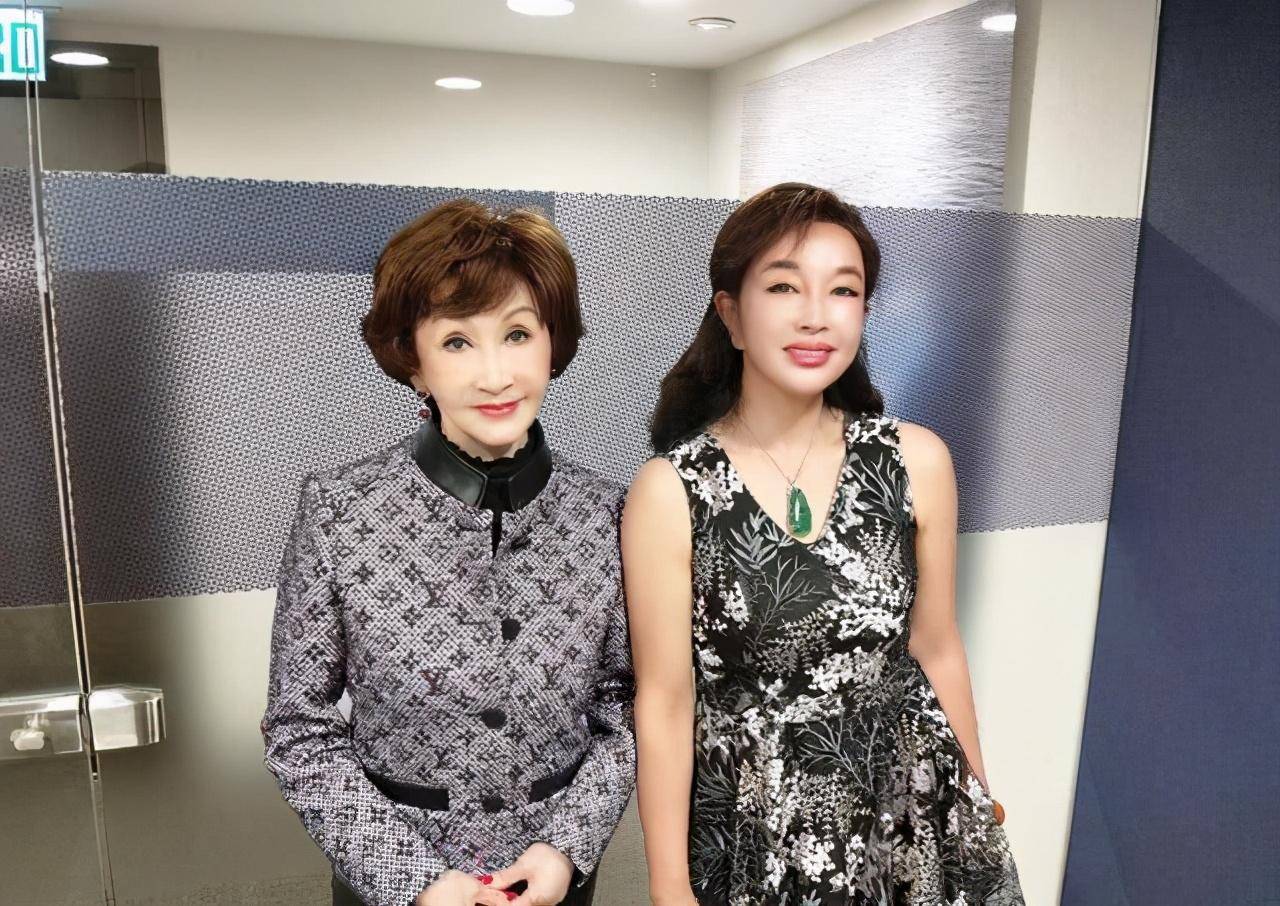 那跟|范冰冰穿无痕礼服大秀身材，我却在关注她那跟脸连在一起的怪耳朵