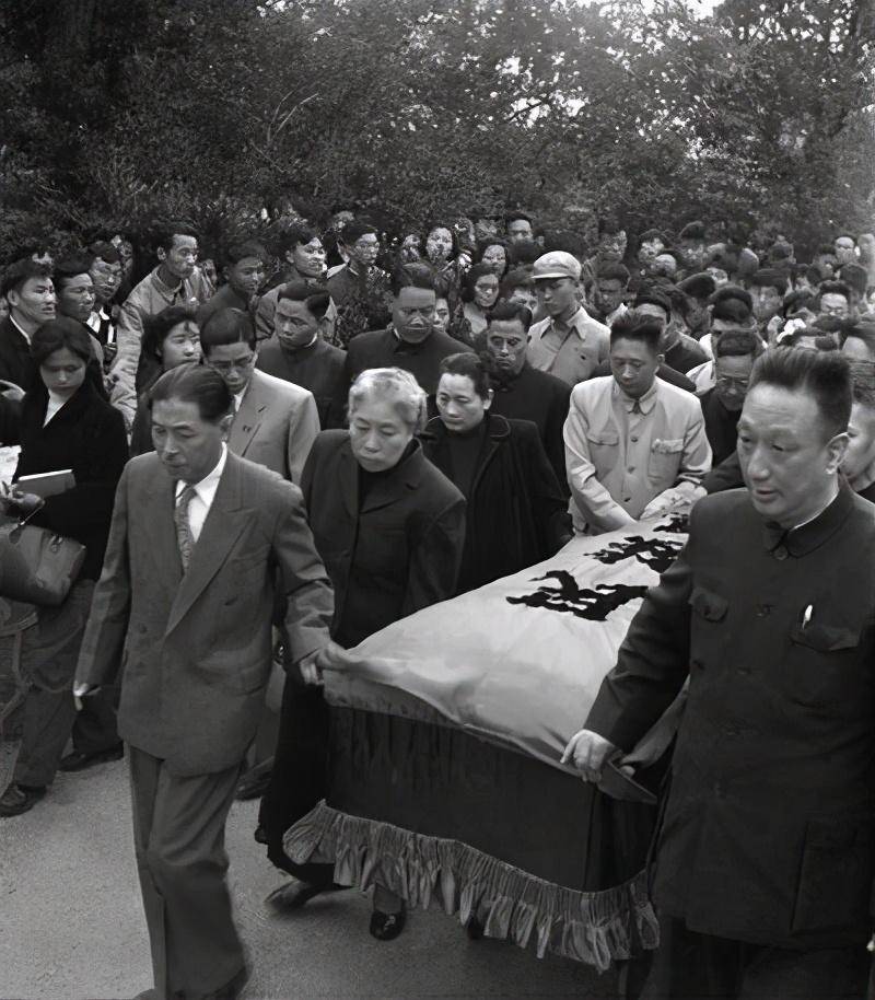 84年前,鲁迅先生风光大葬:16位神秘抬棺人,