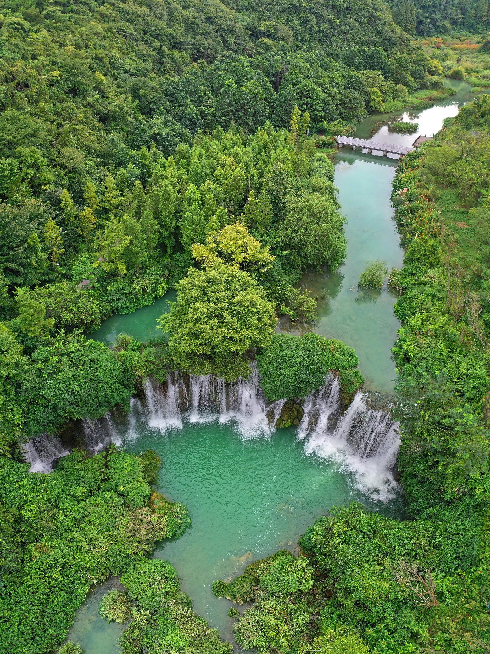 天河潭景区导游越飞：笑迎四方客 情暖游人心_游客