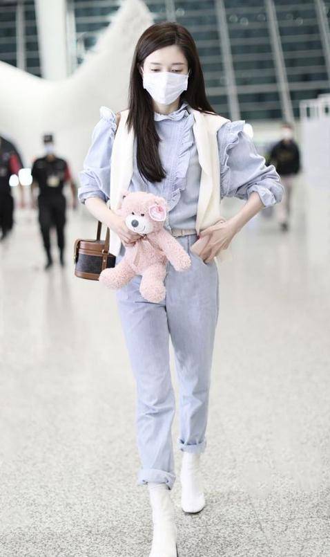 披肩|江疏影的穿搭也太有品了！毛衣搭在肩上当披肩，时尚了不止一点点